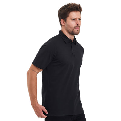 Mann in einem schwarzen Polo Shirt aus 100% Merinowolle