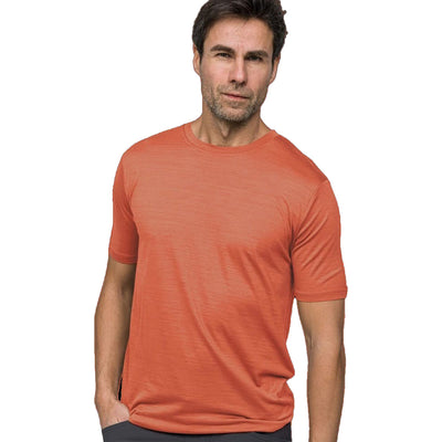 Mann mit Hand in der Hosentasche trägt ein orangenes T-Shirt