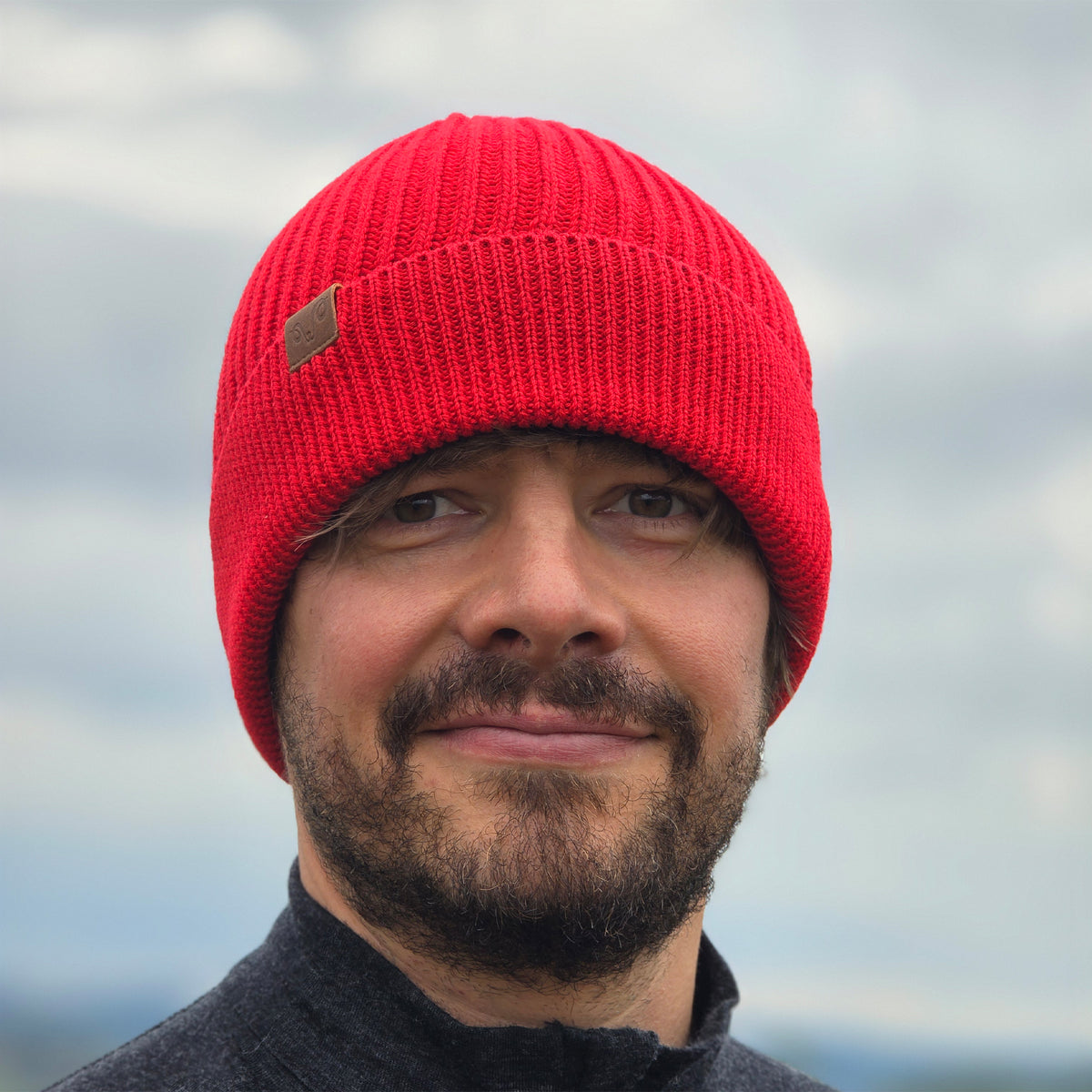 Mann trägt Strickmütze in der Farbe Rot
