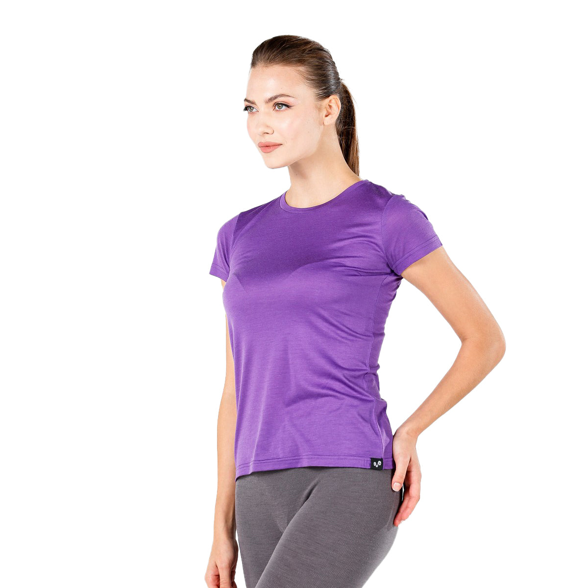 Dame in Rundhals-Kragen T-Shirt aus 100% Merinowolle in der Farbe Lila