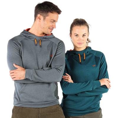 Paar tragen Kapuzenpullover in Grau und Grün aus 100% Merinowolle. 