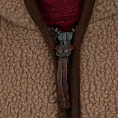 Reißverschluss einer Sherpa Jacke aus Merinowolle in Mink