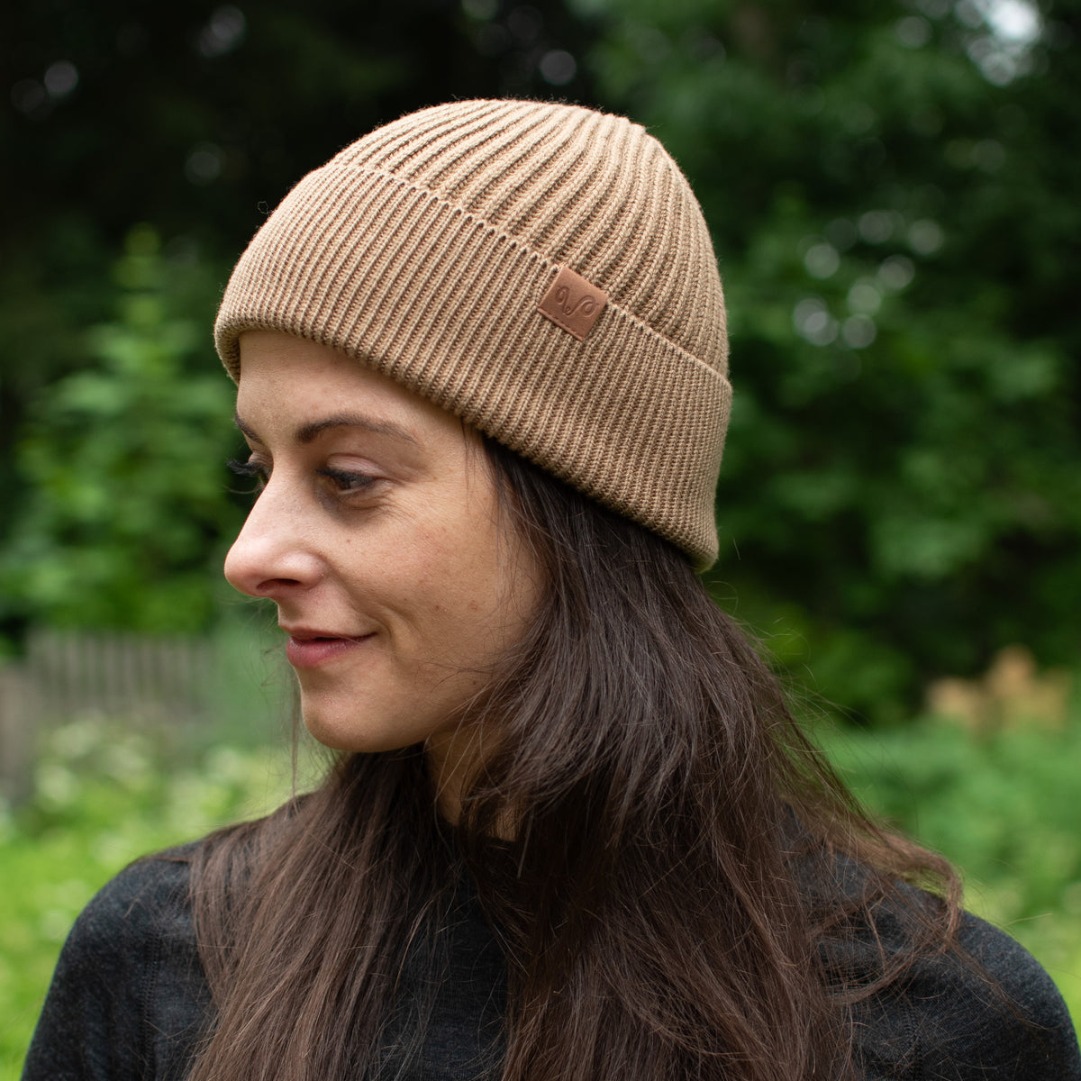 Wanderin trägt Braunen Winterbeanie.