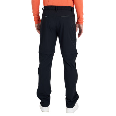 Mann in einer schwarzen Merino Zip-Off Trekkinghose aus Merinowolle von hinten. 