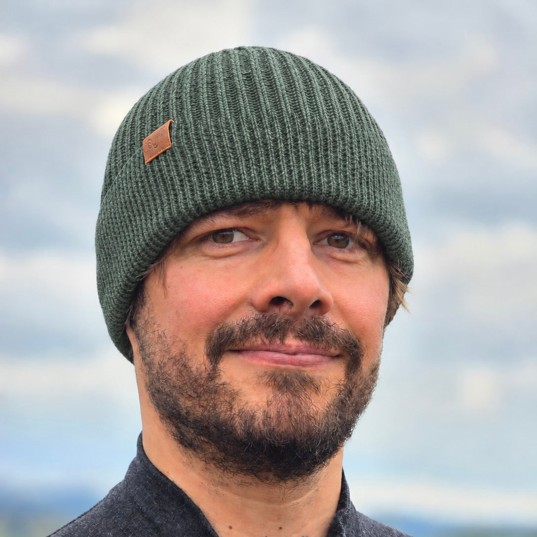 Mann mit Strickmütze aus Merinowolle in Khaki