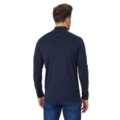 Mann von hinten mit einem Navy Langarmshirt mit Kragen.