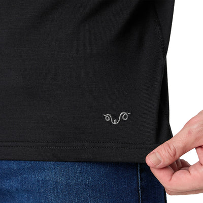 Das gestickte Woolona Logo an dem Business Pullover