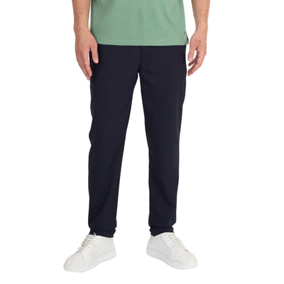 Mann mit einer schönen Casual Chino Hose aus Merinowolle und recyceltem Polyamid in der Farbe navy. 