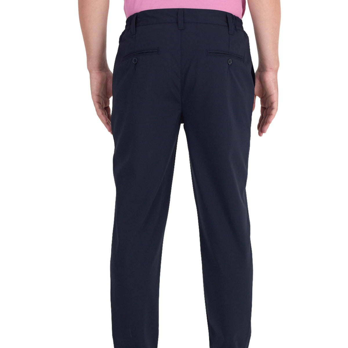 Mann mit einer von hinten fotografierten Chino Hose in der Farbe navy. Die Hose hat zwei Gesäßtaschen. 