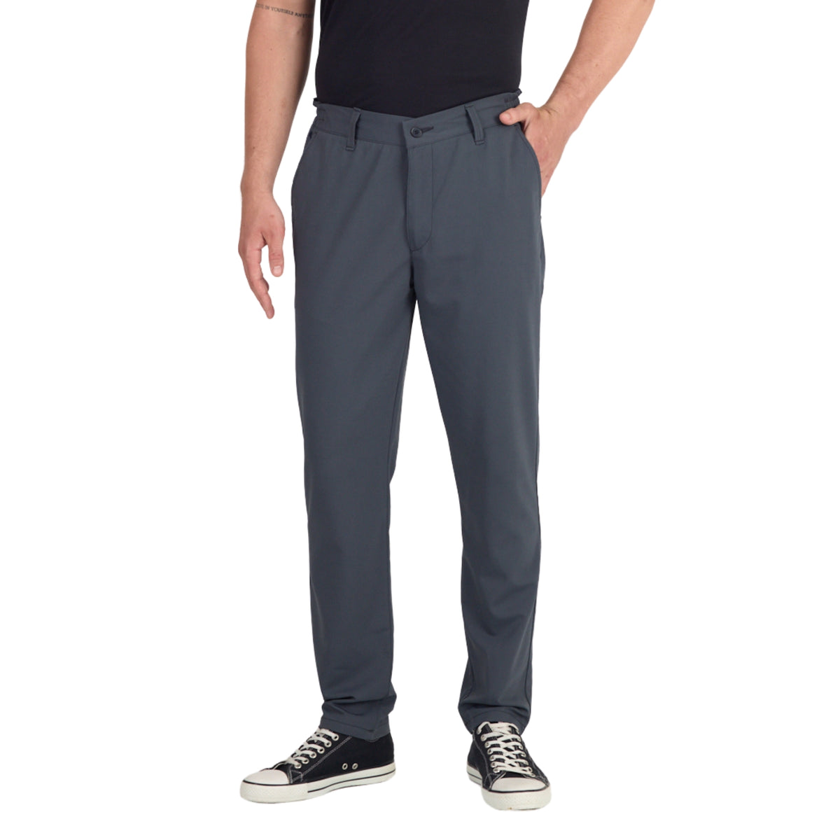 Mann mit einer grauen Chino Hose aus Merinowolle und schwarz weißen Schuhen.