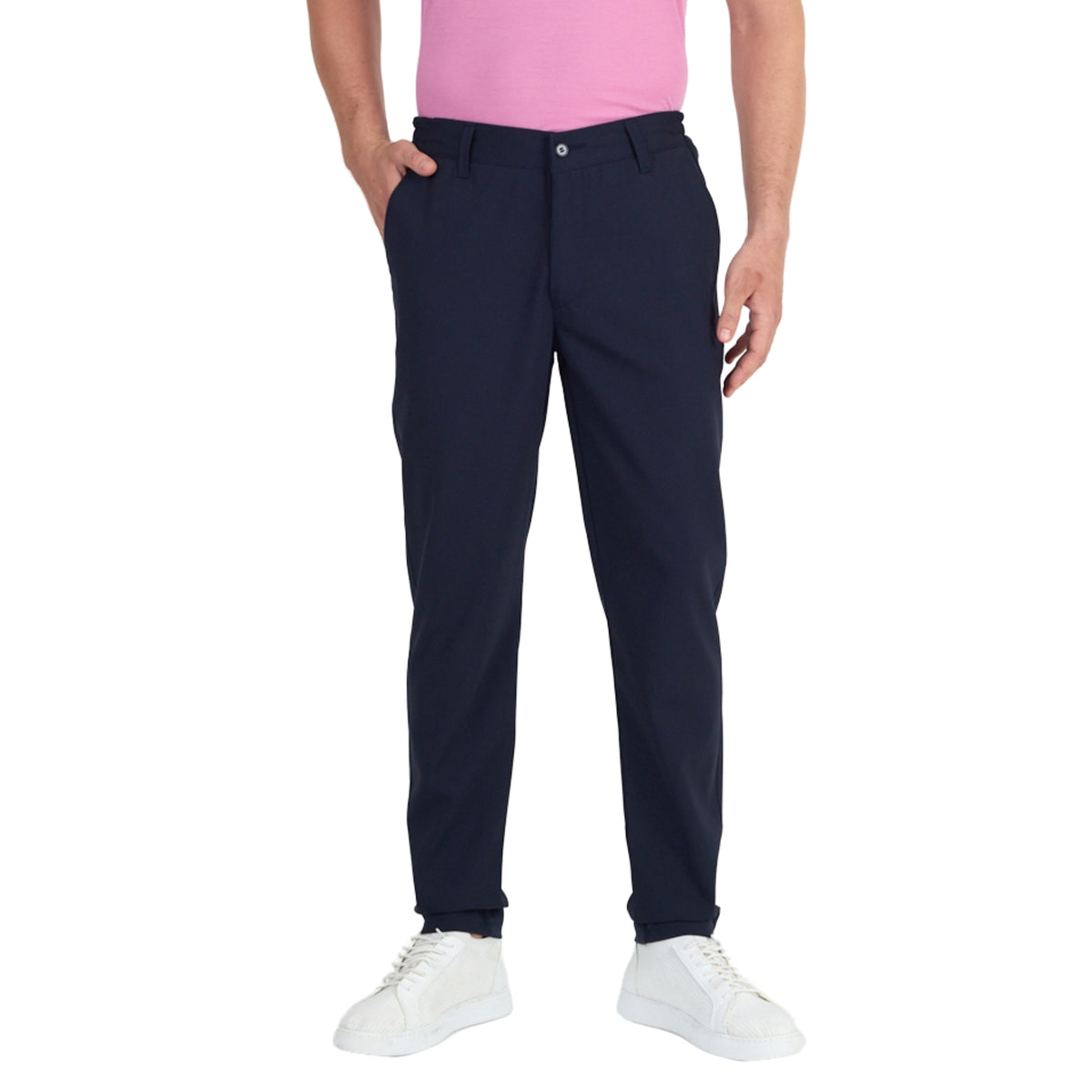 Mann mit einer Herren Chino Hose in der Farbe navy aus Merinowolle. Trägt dazu weiße Schuhe und ein Shirt in pink.