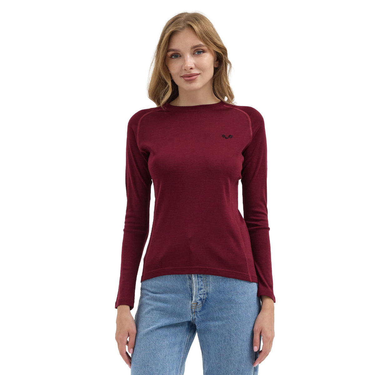 Dame trägt ein Burgunderrotes Langarmshirt aus Merinowolle 