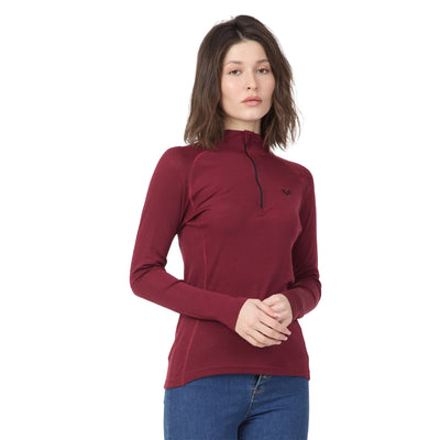 Frau in einem Langarmshirt aus 100% Merinowolle mit 1/4 Zip in der Farbe Burgundy. 