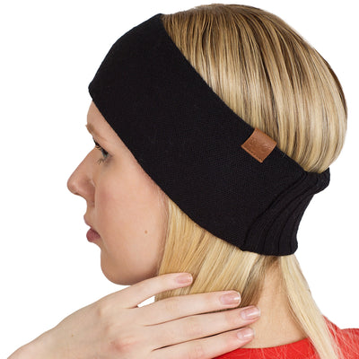 Eine Dame mit einem Merinostirnband in der Farbe schwarz. 