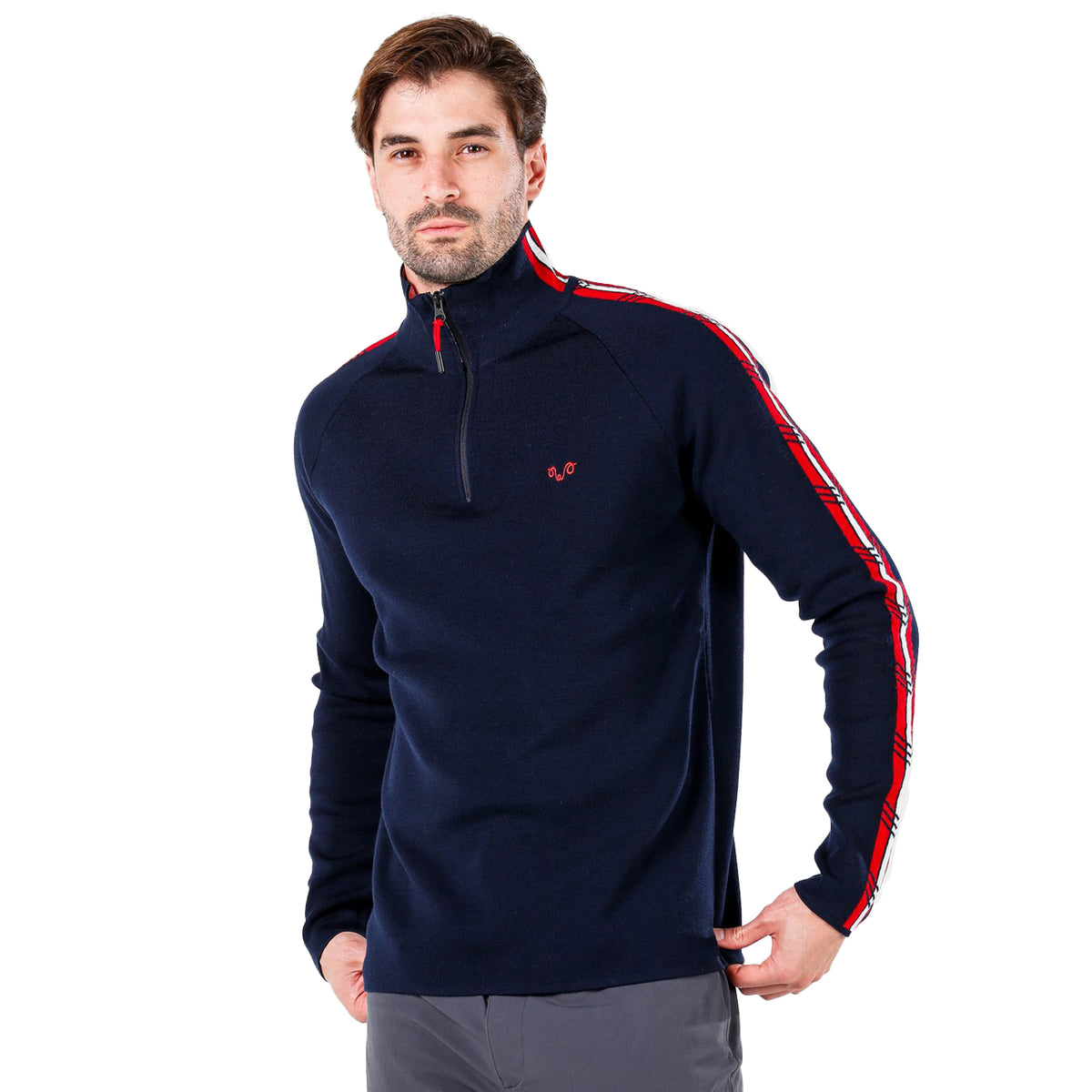 Mann mit einem Navy-blauen Merino Pullover aus Merinowolle