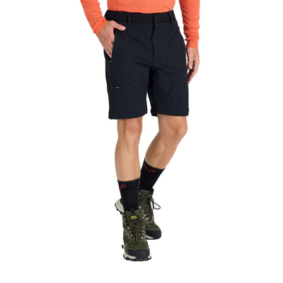 Mann in kurzer Merino Trekkinghose in der Farbe schwarz, mit Merinosocken und Wanderstiefel. 