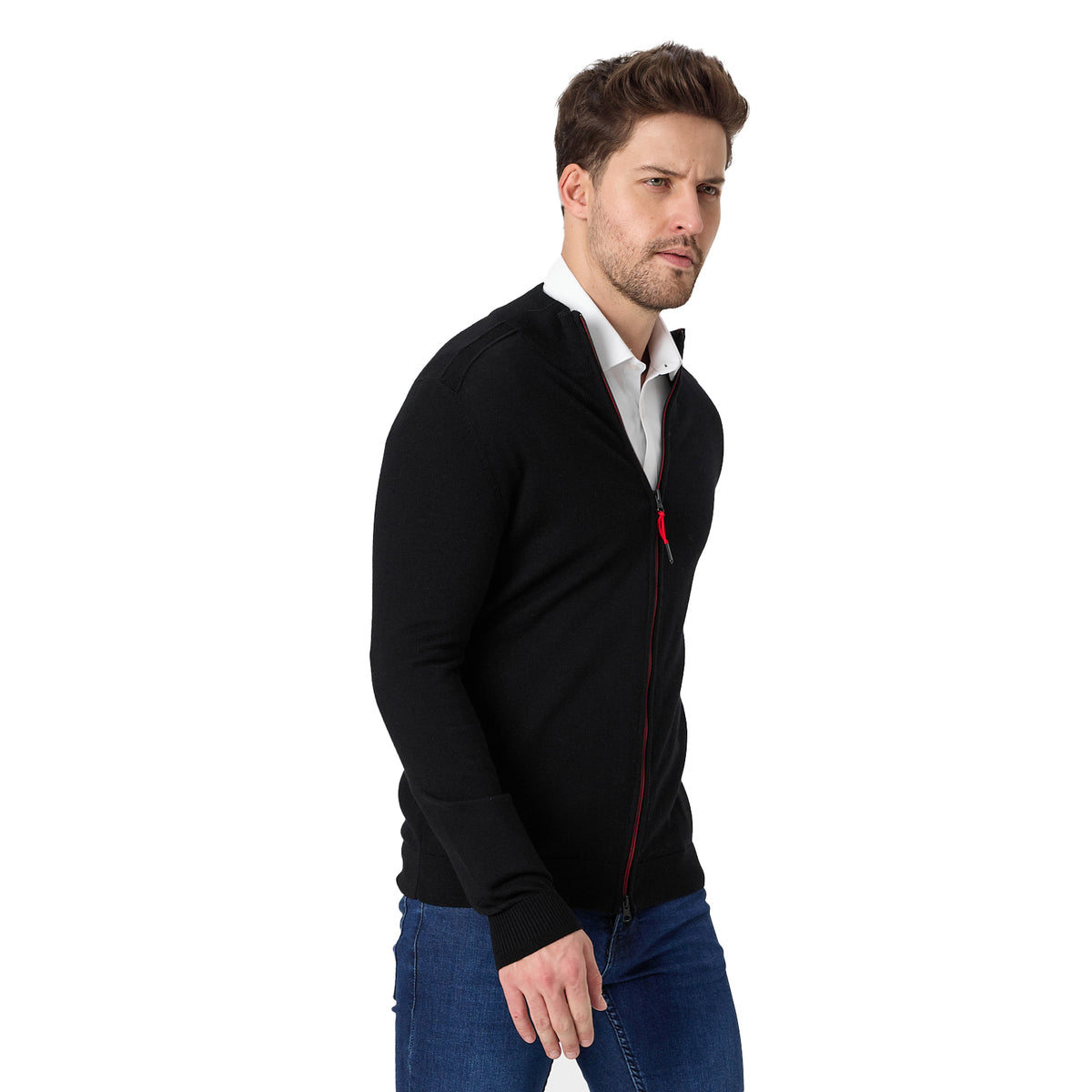 Herr trägt Strickjacke aus 100% Merinowolle