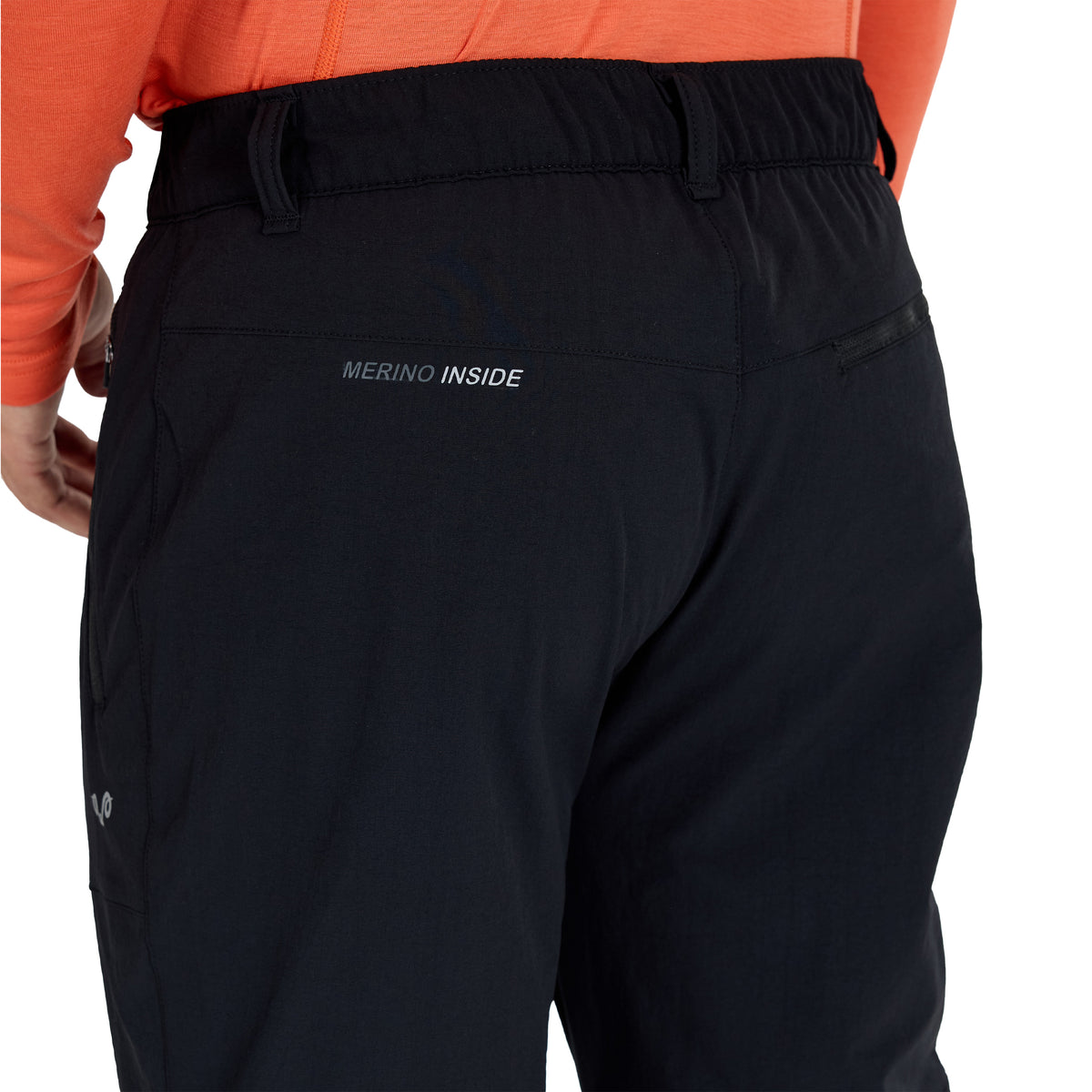 Mann mit einer Merinohose und der Aufschrift Inside Merino am linken Gesäß der Hose. 
