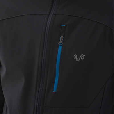 Schwarze Jacke mit Woolona Logo, einer Brustasche mit blauem Reißverschluss.