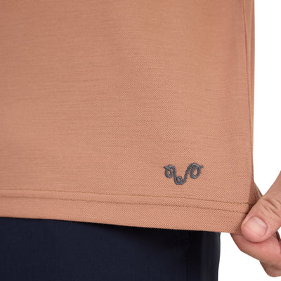 Braunes Poloshirt aus Merinowolle mit einem grauen Logo im unteren Bereich. 