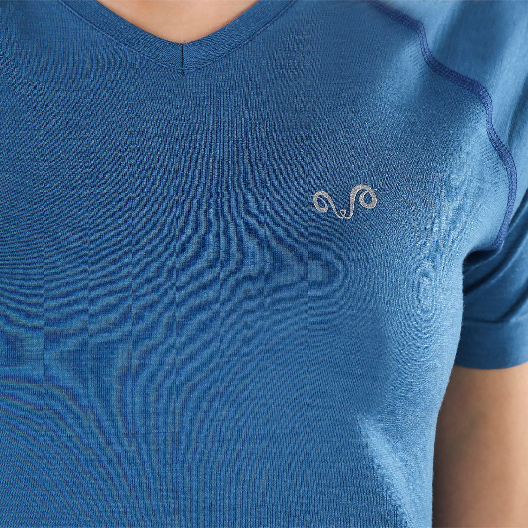 Blaues kurzes Shirt mit gräulichen Logo