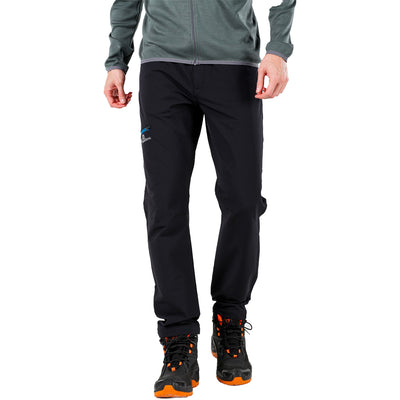Herr mit schwarzen Merino-Hosen