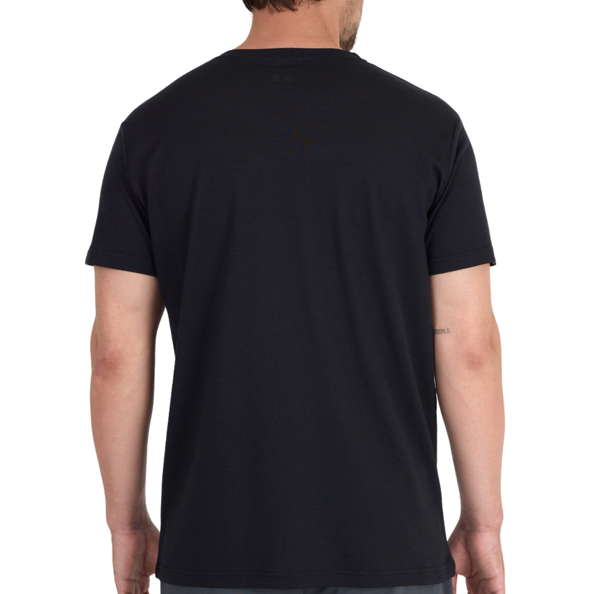 Rückenansicht Herren Merinoshirt aus Merinowolle in der Farbe schwarz und aus einem Piquestoff.