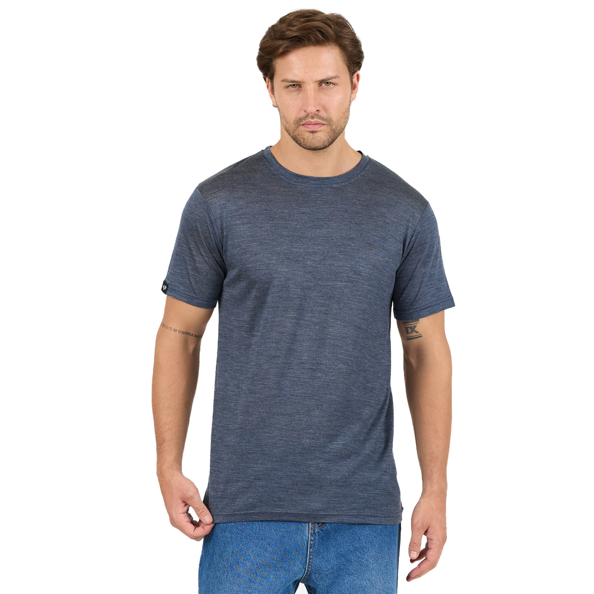 Mann trägt T-Shirt aus Lyocell und Merinowolle in Navy Blau