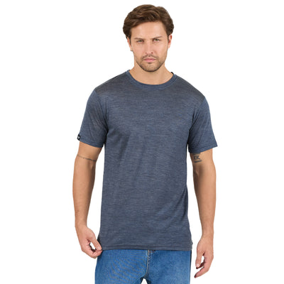 Mann trägt T-Shirt aus Lyocell und Merinowolle in Navy Blau