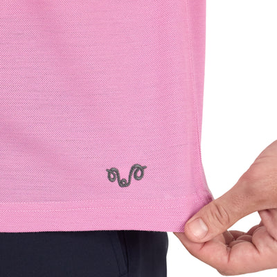 Pique Poloshirt aus Merinowolle in der Farbe pink aus der Nähe fotografiert mit grauem Logo. 