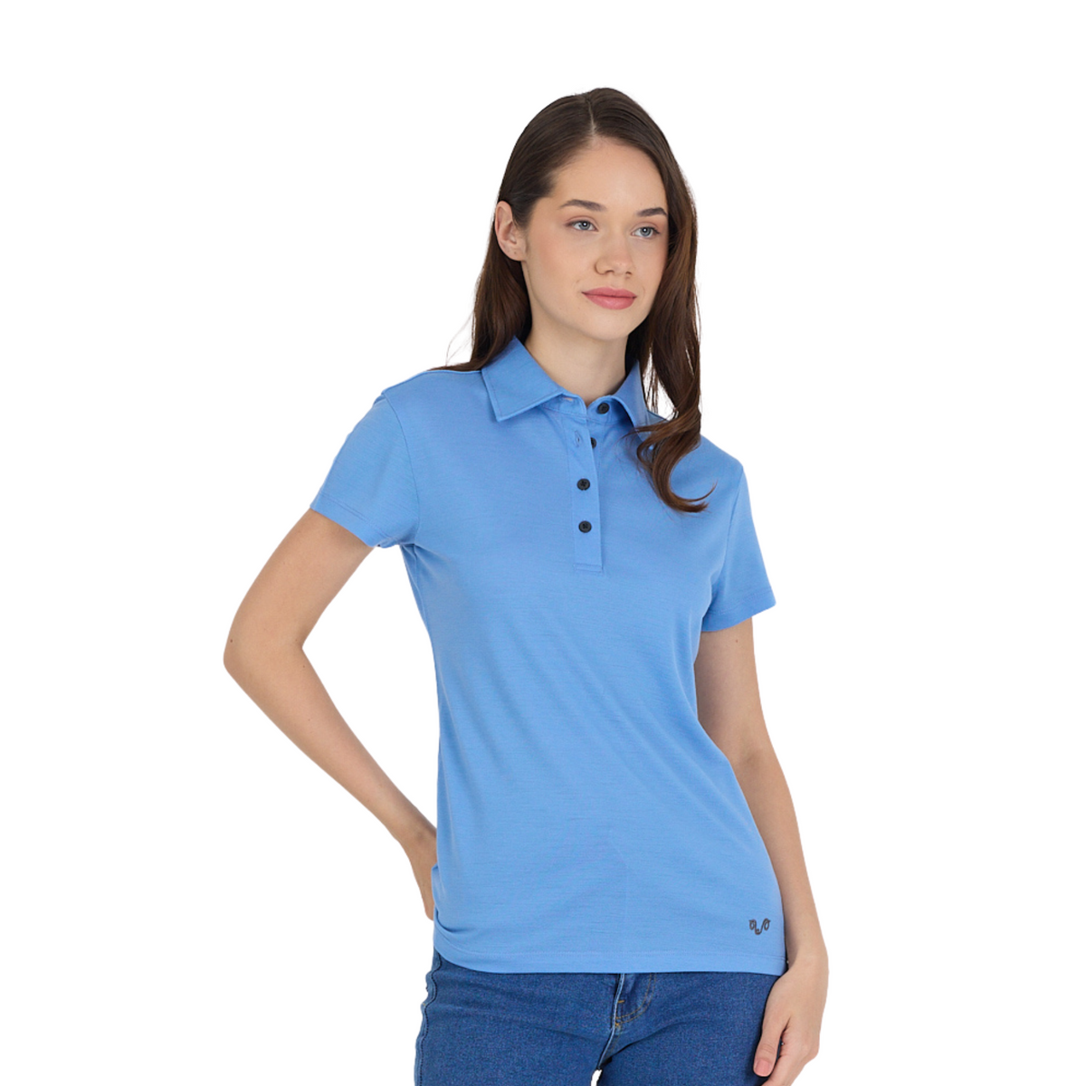 Frau in einem Merino Poloshirt  in der Farbe blau mit einem Woolona Logo