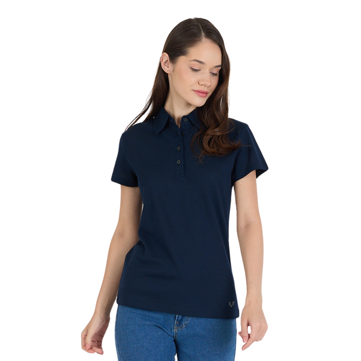 Eine Frau in einem Poloshirt aus 100% Merinowolle im Pique Style in der Farbe navy