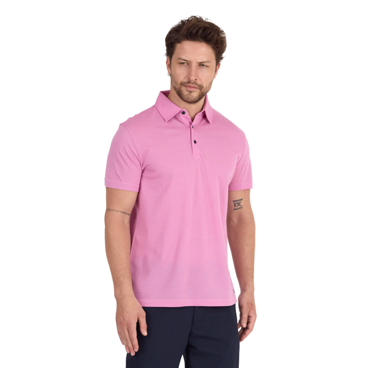 Mann in einem pinkem Merino Poloshirt im Pique Style.