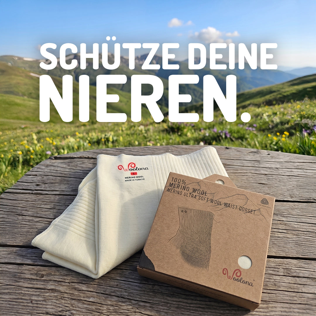Nierenwärmer aus 100% Merinowolle auf einem Holztisch in der freien Natur.