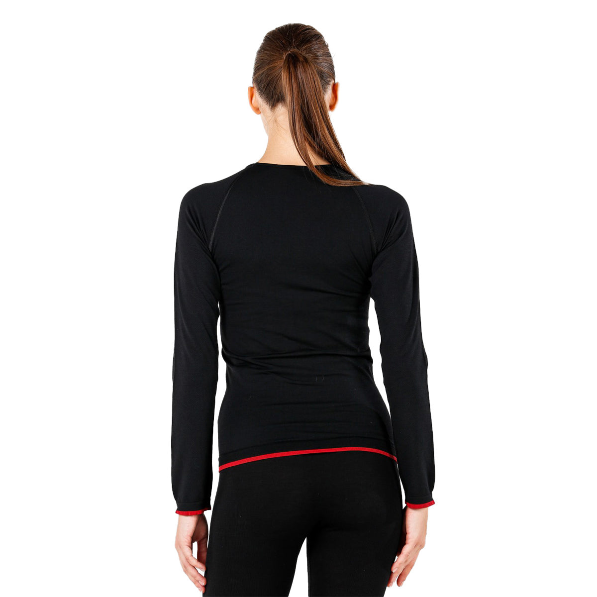 Dame mit Pferdeschwanz trägt ein nahtloses Merino Langarmshirt