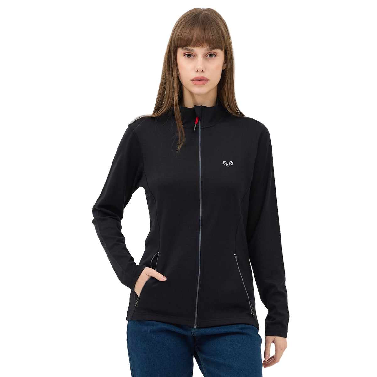 Dame mit einer schwarzen Merino Jacke und blauer Jeans.