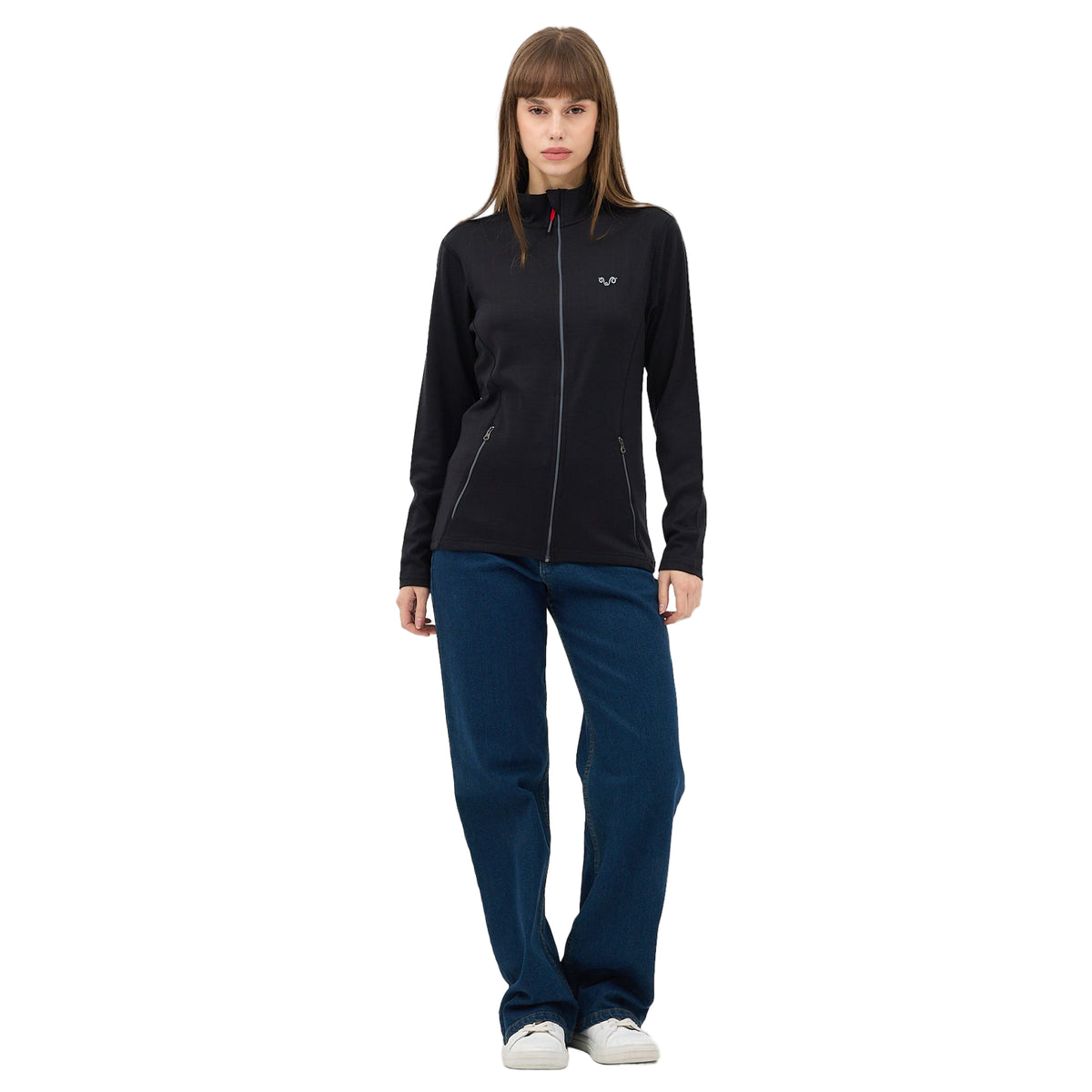 Frau mit langen braunen Haaren trägt einen schwarzen Midlayer mit Full Zip aus Merinowolle.