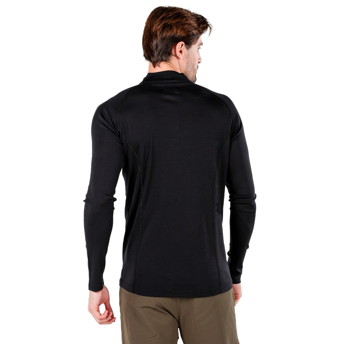 Mann trägt einen langen Merino Baselayer in schwarz