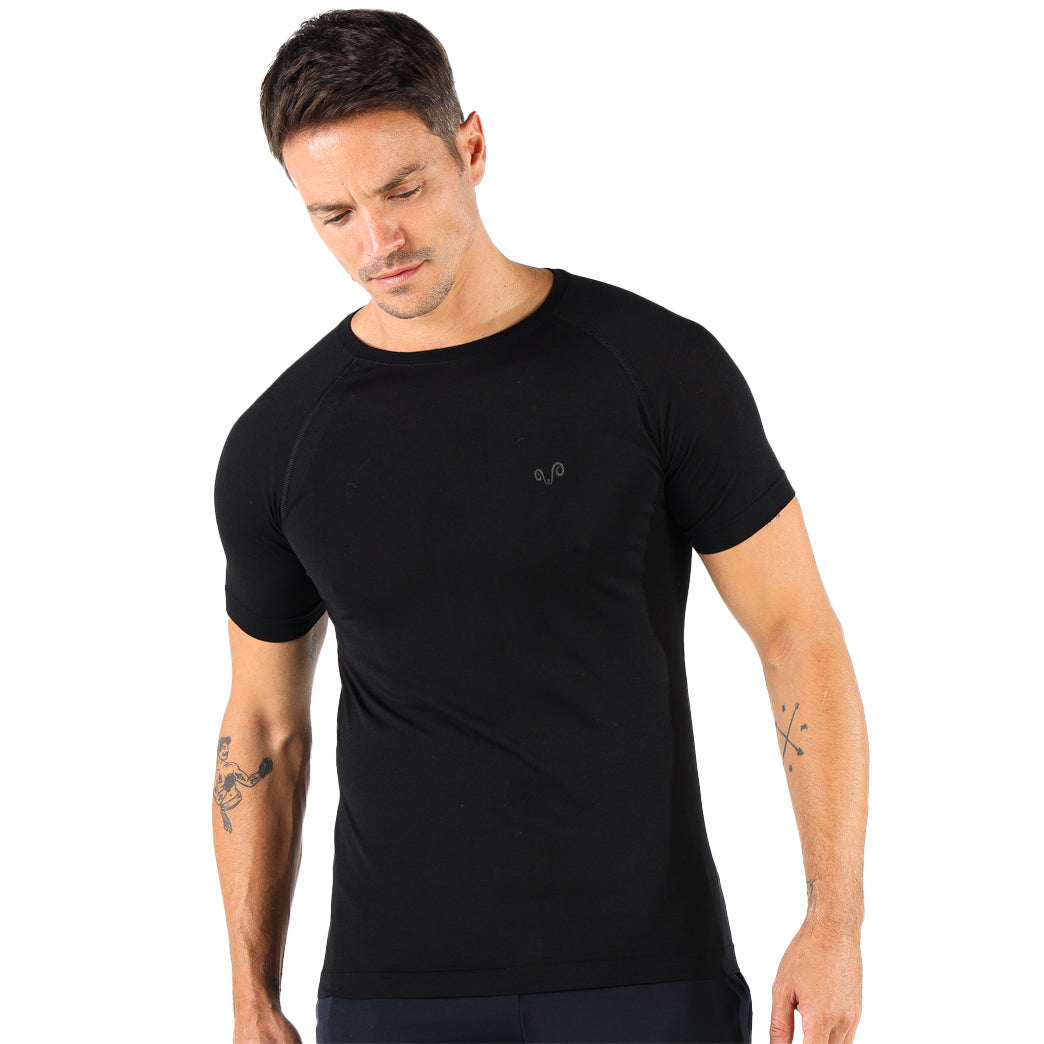 Herr in einem schwarzem nahtlos-T-Shirt