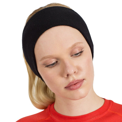 Frau mit einem schwarzen Headband aus Merinowolle und blonden Haaren.