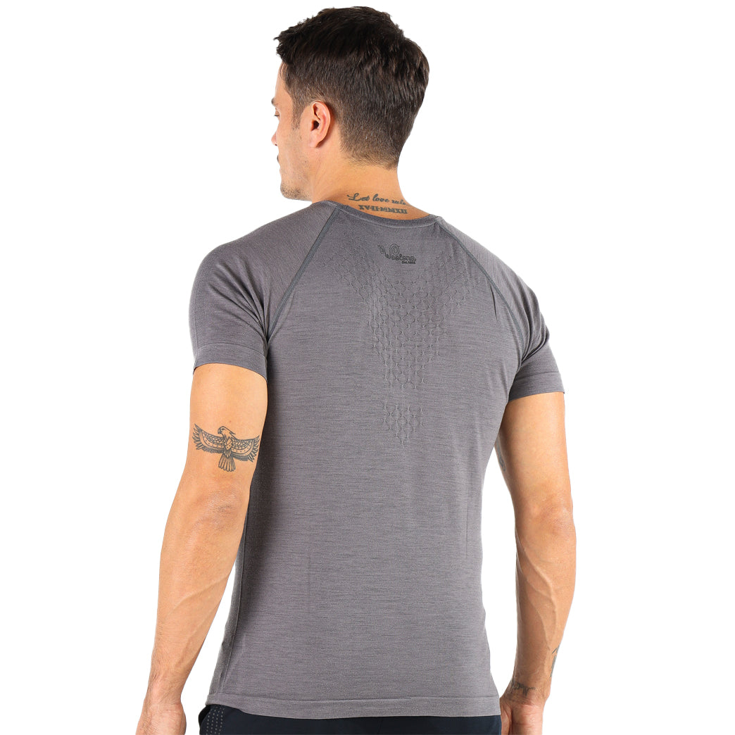Rücken eines Herren der ein Merino-Nahtlos-T-shirt trägt
