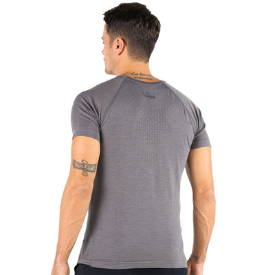 Rücken eines Herren der ein Merino-Nahtlos-T-shirt trägt