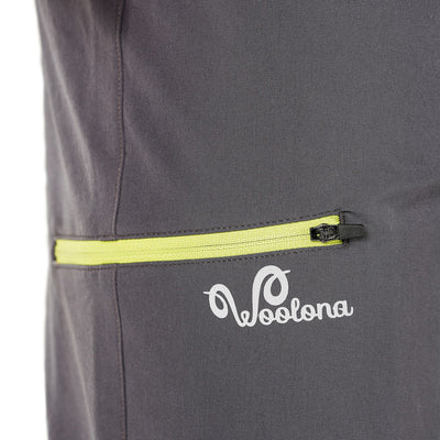 Wasserabweisende Oberfläche einer grauen Merinohose