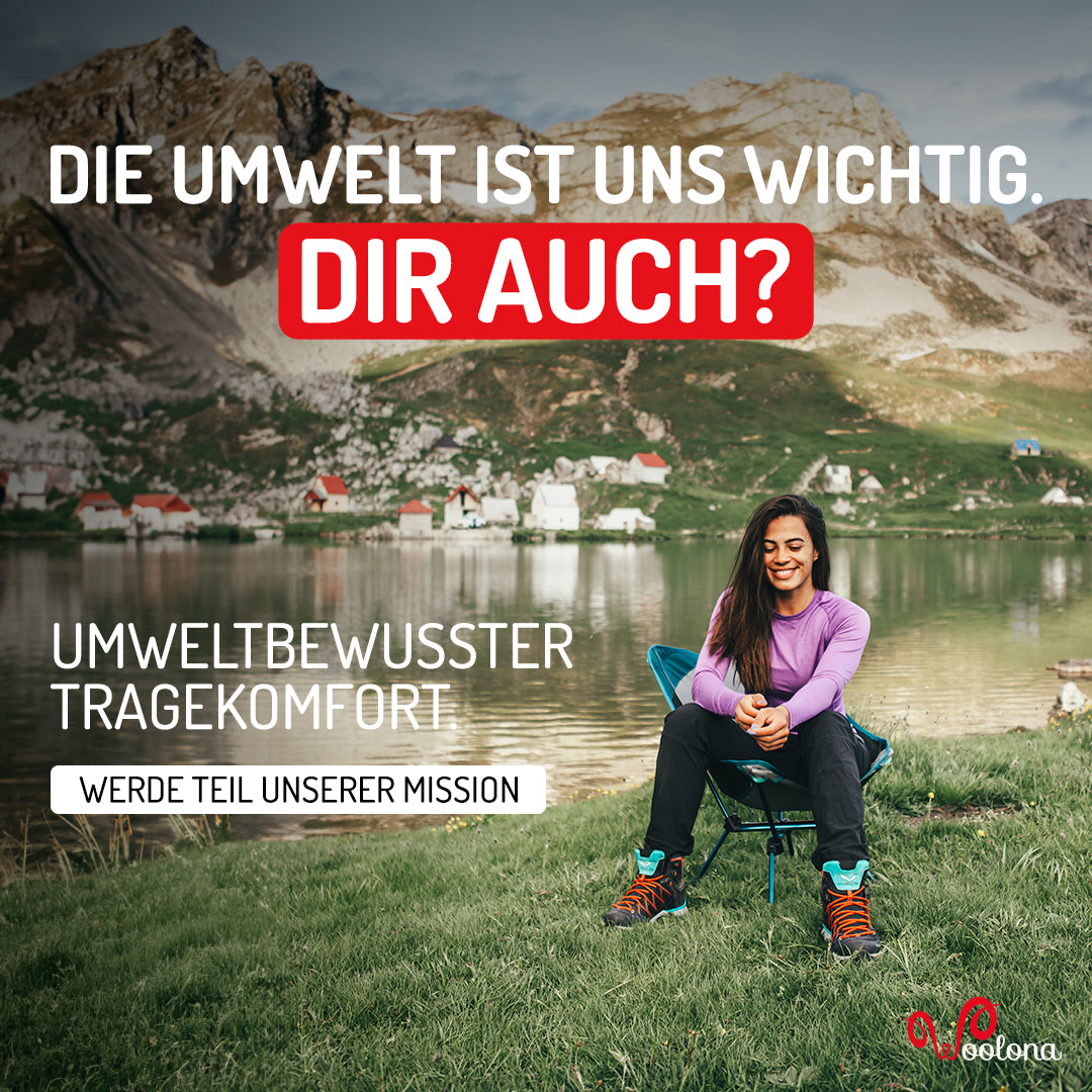 Wanderer sitzt auf einem Campingstuhl in der Natur vor einem See.