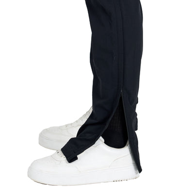 Detailfoto am Hosenbein einer Merino ZipOff Trekkinghose in der Farbe schwarz und weißen Schuhen. 