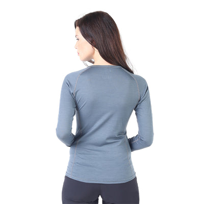 Der Rücken einer Frau welche ein Funktionshirt mit langen Ärmeln trägt