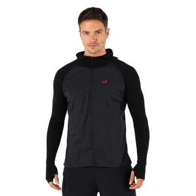 Mann trägt schwarzen Sporthoodie aus Merino mit Reißverschluss 