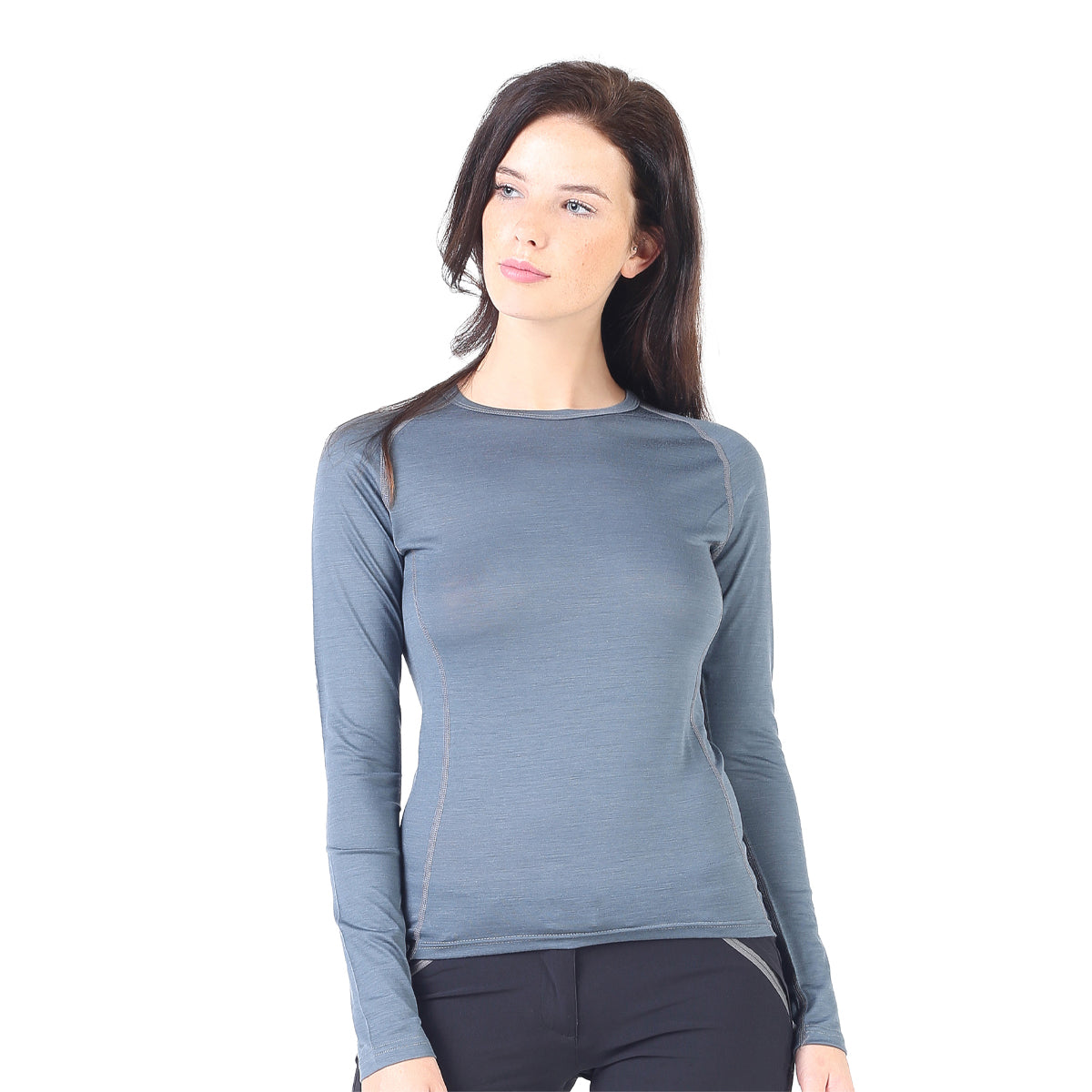 Eine Dame trägt ein graues Langarmshirt aus Merinowolle