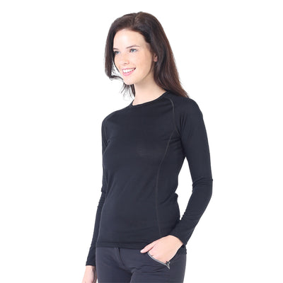 Frau hat ein Merino-Langarmshirt in der Farbe Schwarz an