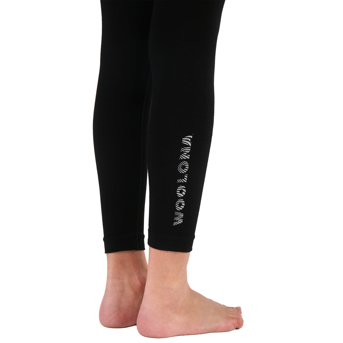 Schwarze Leggings mit grauen Schriftzug auf der rechten Wade